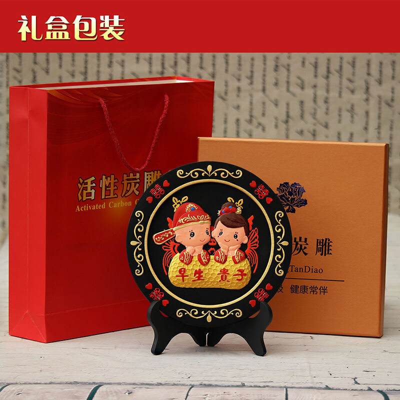 門扉喜結(jié)良緣 一尊活性炭雕，兩心永恒見證